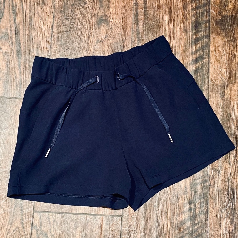 Lululemon On the Fly Shorts 2.5”, Size 4